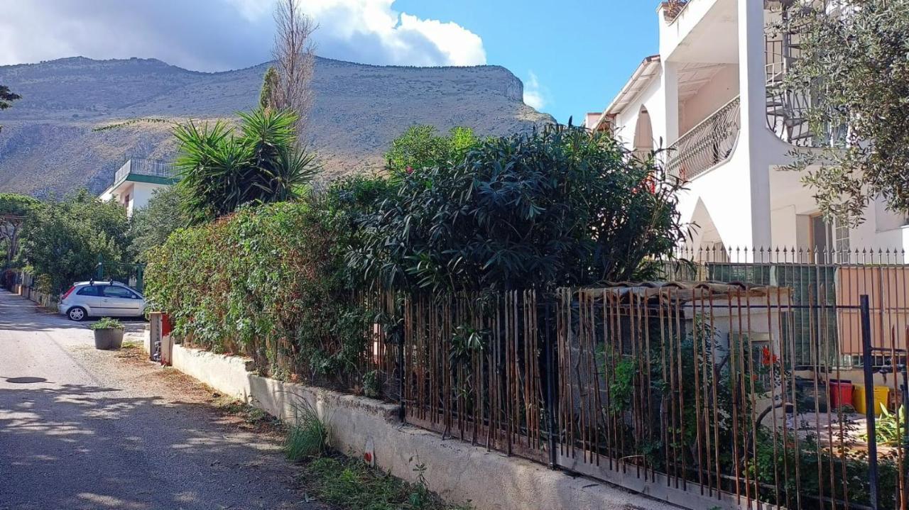 Camera Vicino L'Aeroporto Di Palermo Carini Buitenkant foto